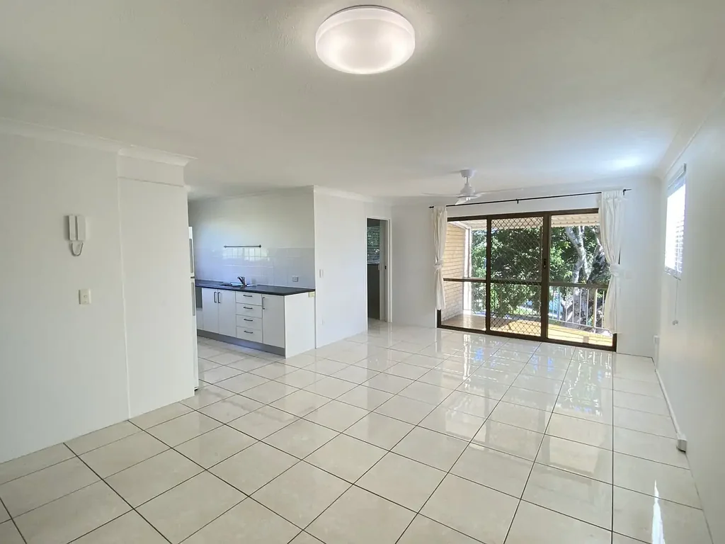 3 BEDROOM 2 BATHROOM TOP FLOOR APARTMENT SURROUNDED BY BEAUTIFUL ESTABLISHED TREES.