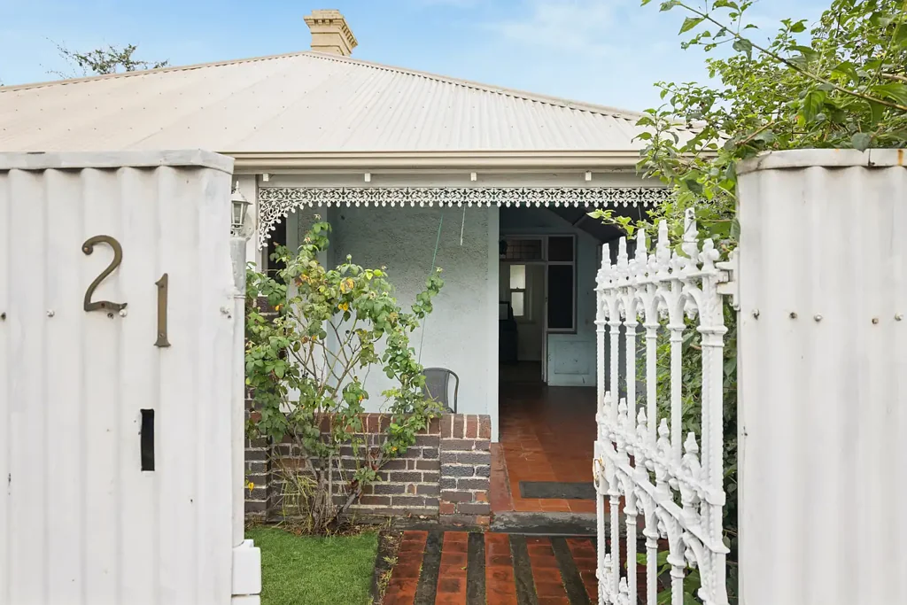 Glenelg 3침실 A Rare Opportunity to Reimagine a Bygone Era