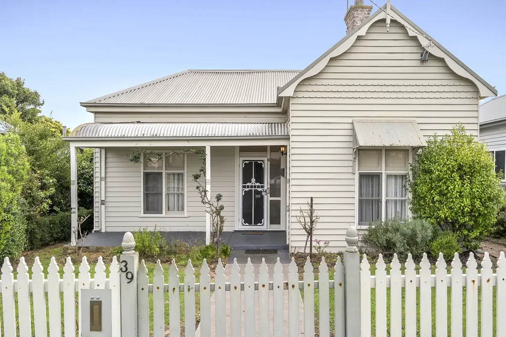 Colac 4 Bedroom This One Will Make Your Hart Full!