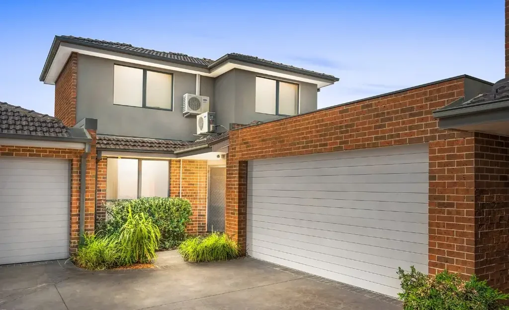 COZY THREE-BED TWO-BED TOWNHOUSE CLOSE TO CLAYTON PLAZA