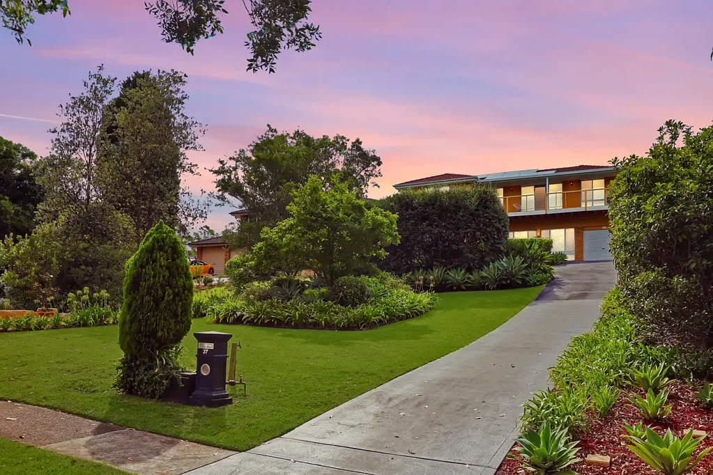 Cherrybrook 6غرفة نوم Remarkably grand home, multi-family appeal, zoned for Cherrybrook Technology HS