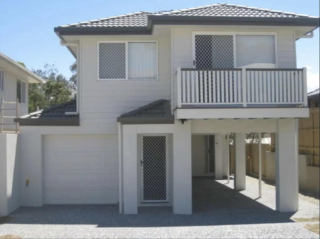 Spacious Top-Floor 2 Bedroom Apartment