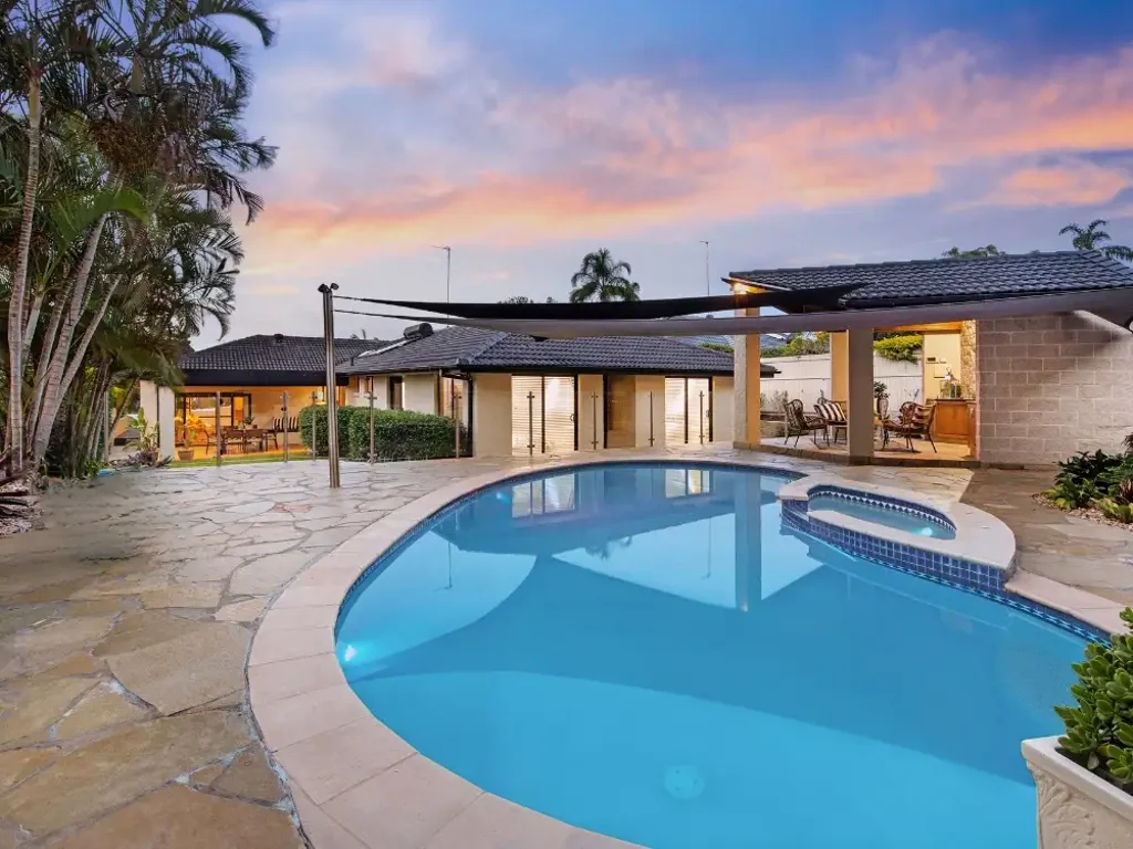 Ashmore 5Kwarto Entertainment Home in Central Location!