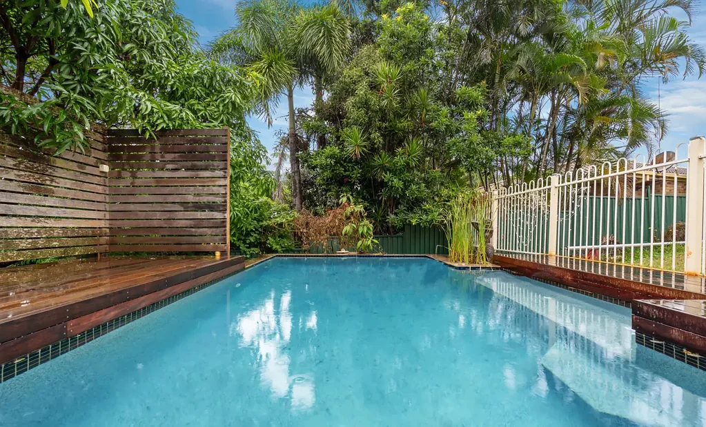 Spacious 6-Bedroom Family Home with Pool in Quiet Cul-de-Sac