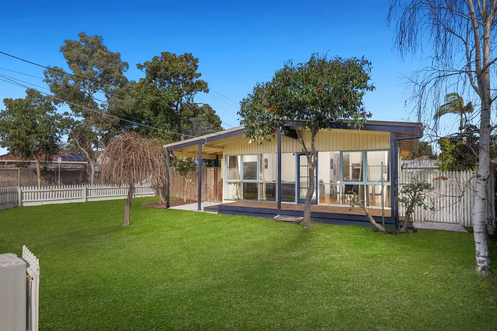 Chelsea Heights 3 Slaapkamer Corner Block Charm with Spacious Outdoor Living