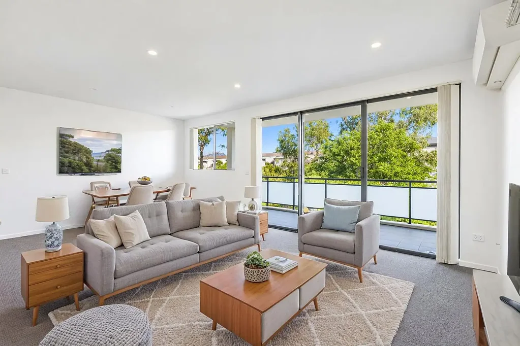 Freshly Renovated Modern Apartment in Ultra-Convenient Locale