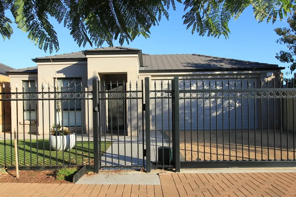 LOVELY MODERN 4 BEDROOM HOME WITH DOUBLE GGE