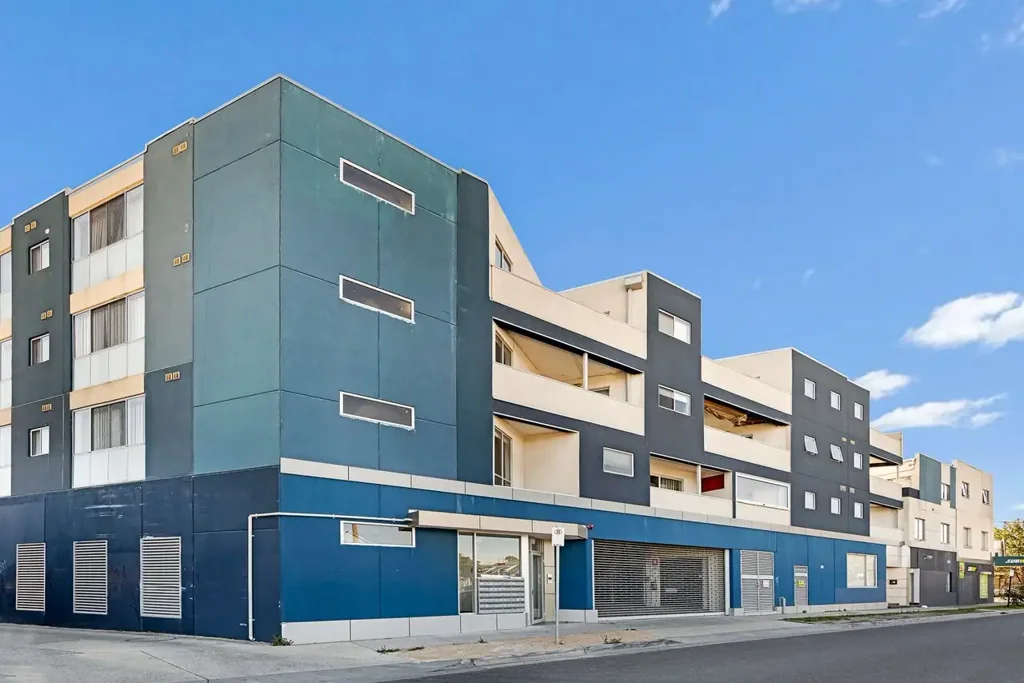 Fully furnished 1 bedroom apartment next to Huntingdale shops/station