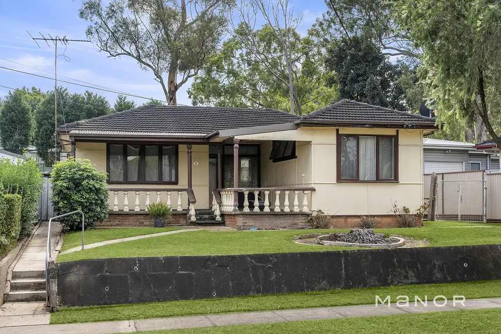 Lalor Park 3房 街道高处地块 562㎡宽临街面 3卧1浴 独立客厅 带锁车库 位置优越 潜力无限 Renovate or Demolish 562m2 x 20m Frontage