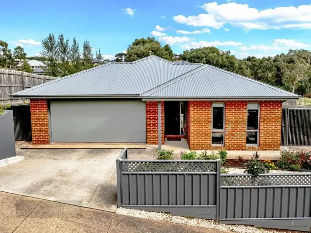 Leongatha 3房  Room for the van & a shed (STCA).