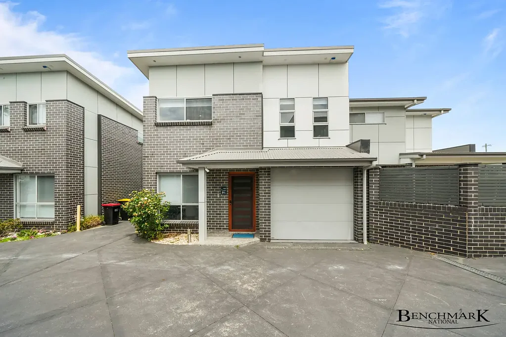 Moorebank 3ਬੈੱਡਰੂਮ Near-New Designer Townhouse in the Heart of Moorebank