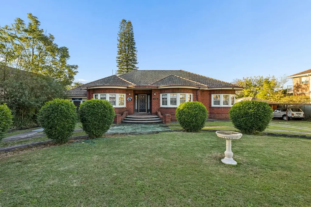 Homebush 4房 大型双砖住宅 1332sqm广袤庭院 朝北采光优越 步行便捷生活 高增长区潜力无限 Rare super-block 1332sqm in the suburbs most desirable blue ribbon street