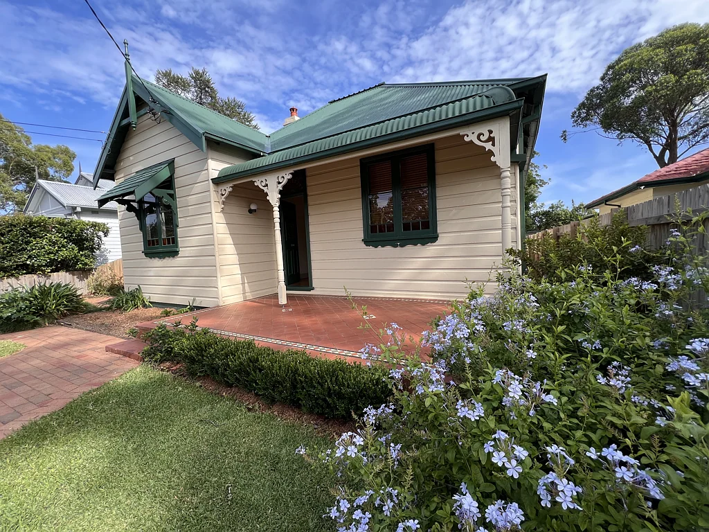 Epping House with Beautiful Garden