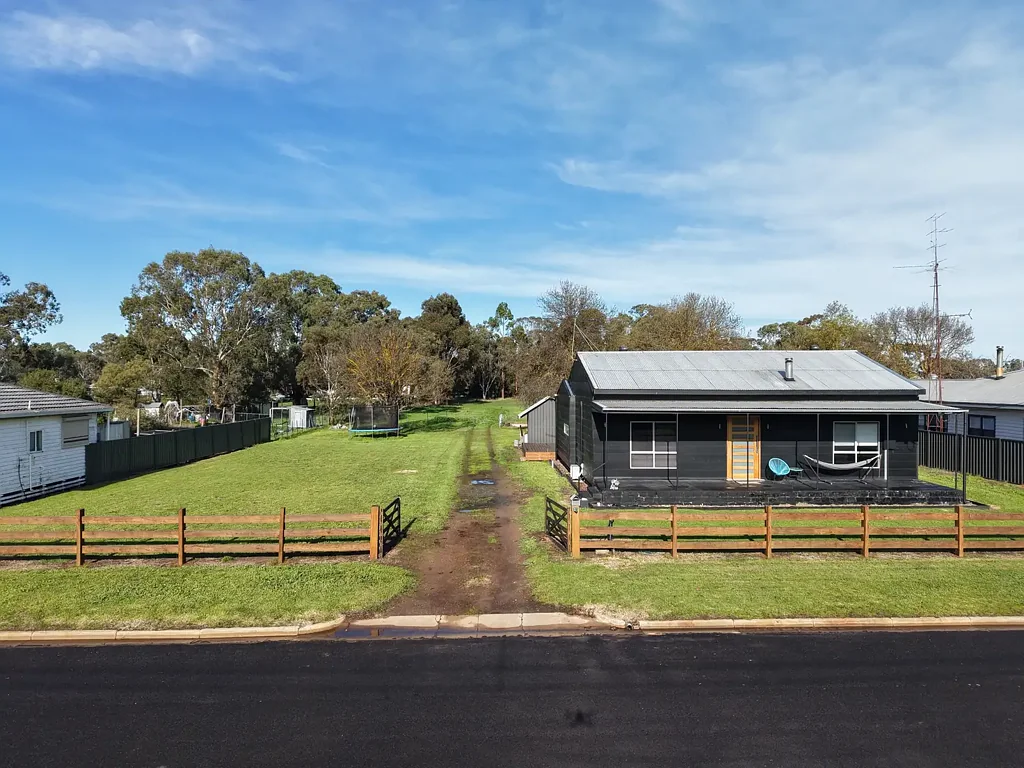 Edenhope 4Kwarto Beautifully Renovated Family Home on a Spacious Allotment