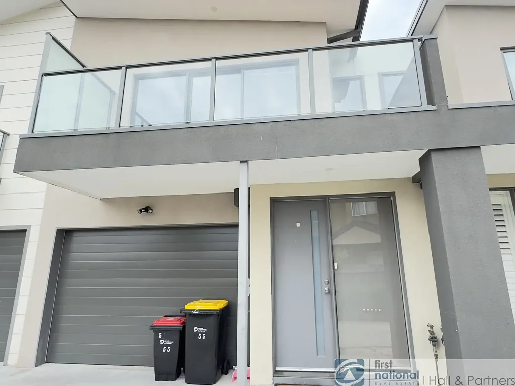 Modern Townhouse In Great Location