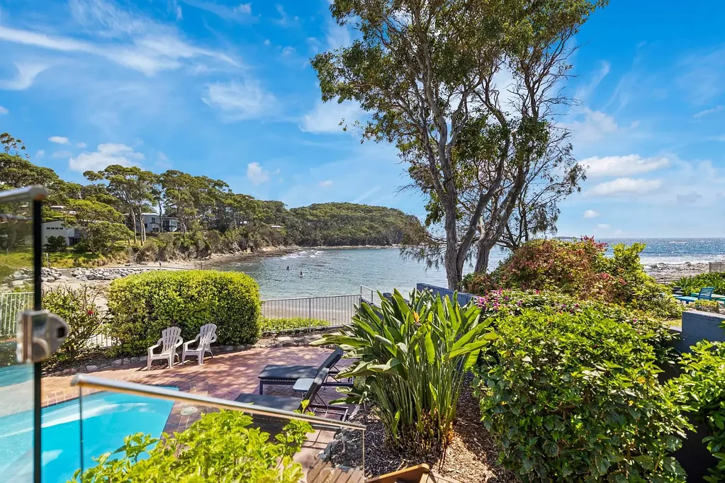 Malua Bay 4બેડરૂમ Luxury Meets Lifestyle - North-Facing Waterfront Home Designed for Entertaining