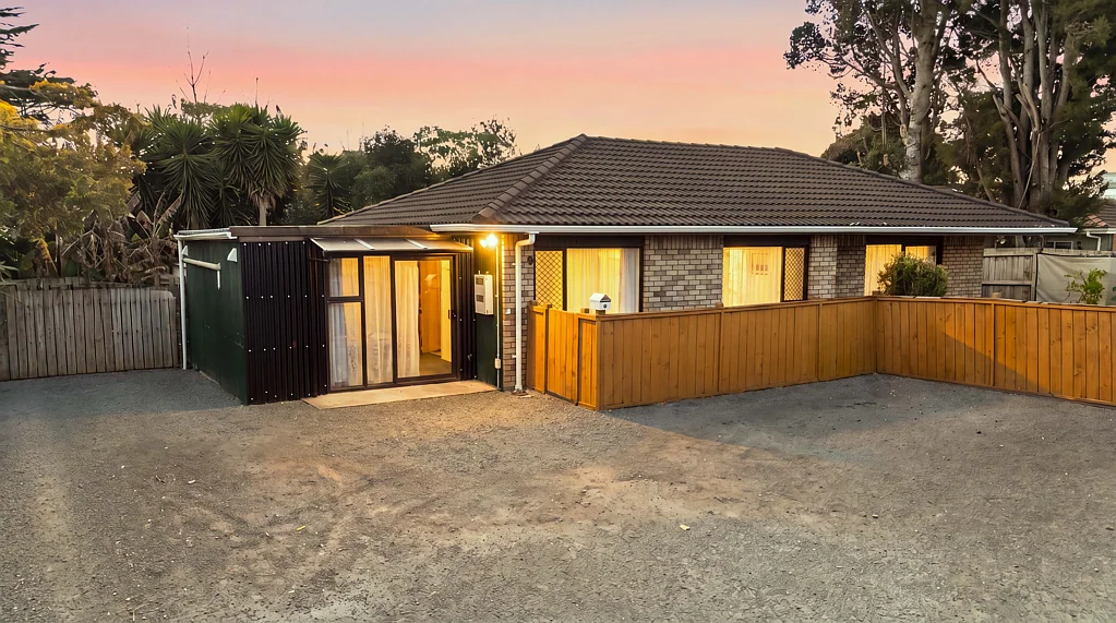 Mangere East 2房  A Standalone Brick & Tile Beauty