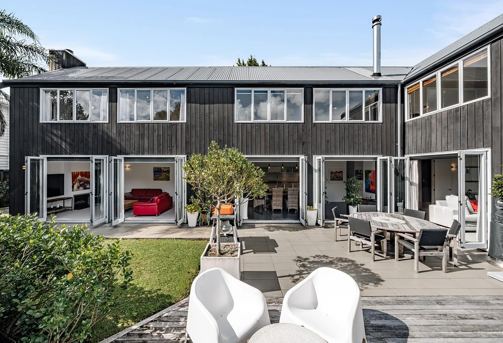 Remuera 6બેડરૂમ Elevated, Multi-Generational Living Made Easy