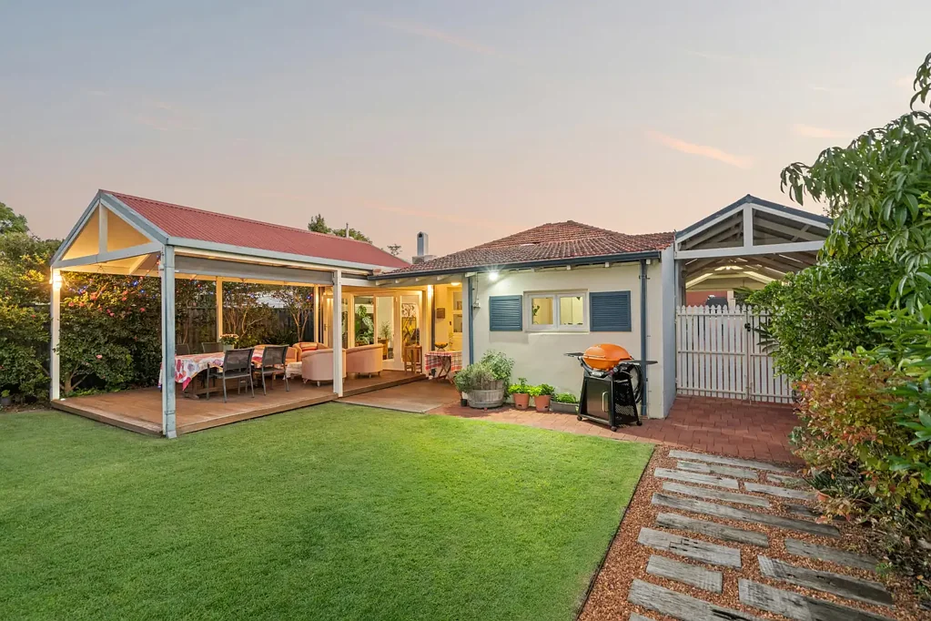 Rivervale 2ห้องนอน Sold Under the Hammer by Team Huggins!