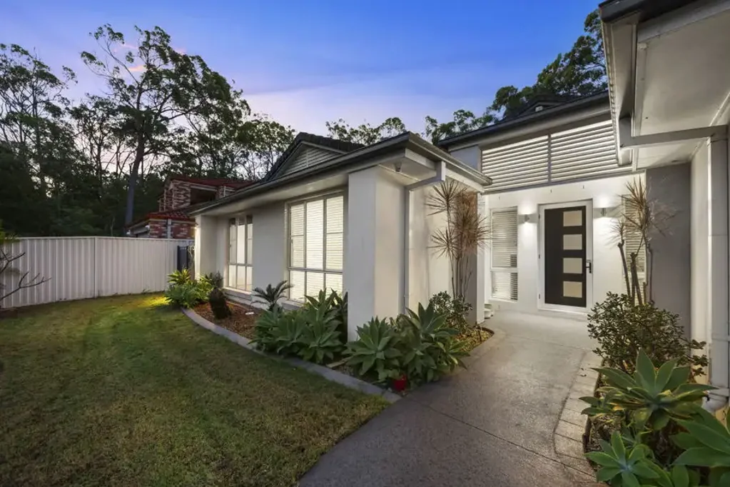 Molendinar 4બેડરૂમ EXPANSIVE SINGLE LEVEL FAMILY HOME BACKING ONTO TRANQUIL RESERVE - MULTIPLE LIVING AREAS - WALK TO GRIFFITH UNI, HOSPITALS & LIGHT RAIL
