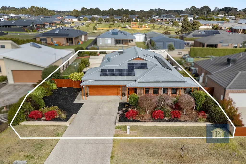 Elliminyt 5 Bedroom Family Living at Its Finest…
