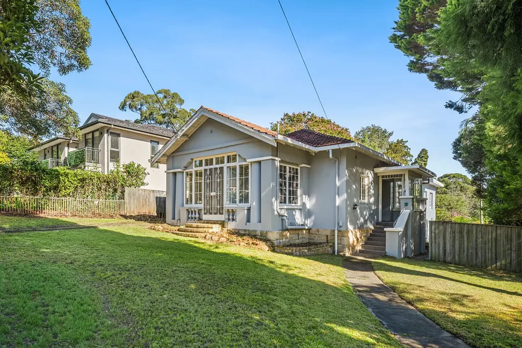 Lindfield 4房 宽敞门面地块 1103平米土地 双拼住宅潜力 拆除重建首选 靠近优质学校 交通便利设施 Rebuild, Renovate or Duplex Potential (STCA)