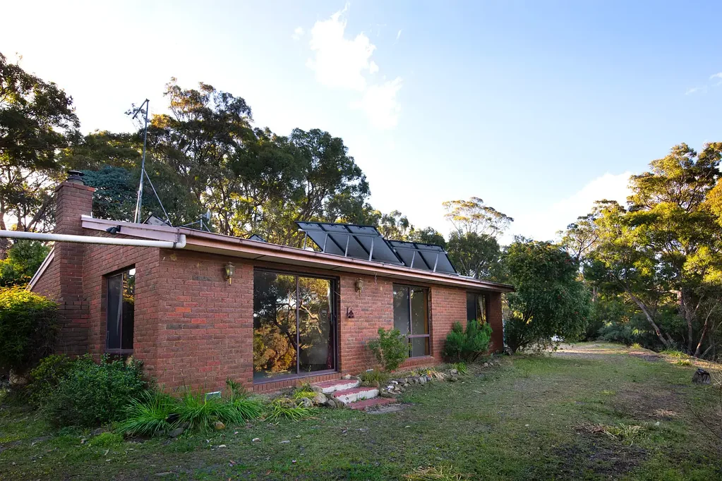 Chewton Bushlands 3ห้องนอน Tranquil 1980s Brick Home in Serene Bush-land Setting 11.5 Acres – Off-Grid Living