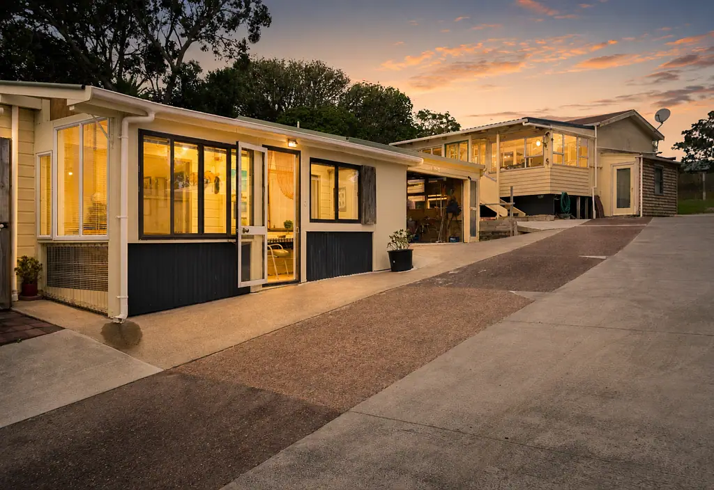 Stanmore Bay 2房  Builders, Renovators & Visionaries: Worth It Today
