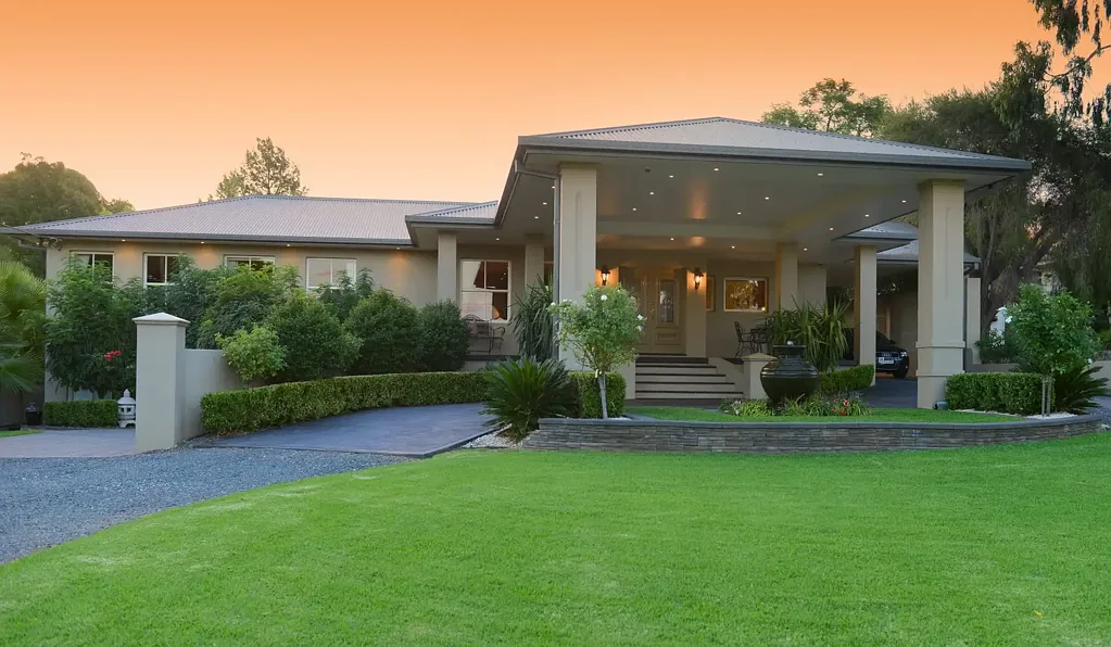 Parkes 5 Bedroom Elite Family Residence with Amazing Views!