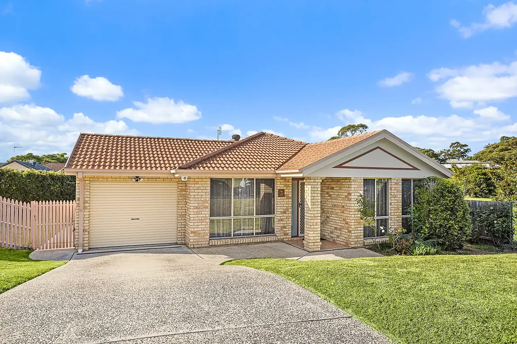 Unanderra 3Moenga Family Living in a Peaceful Unanderra Setting
