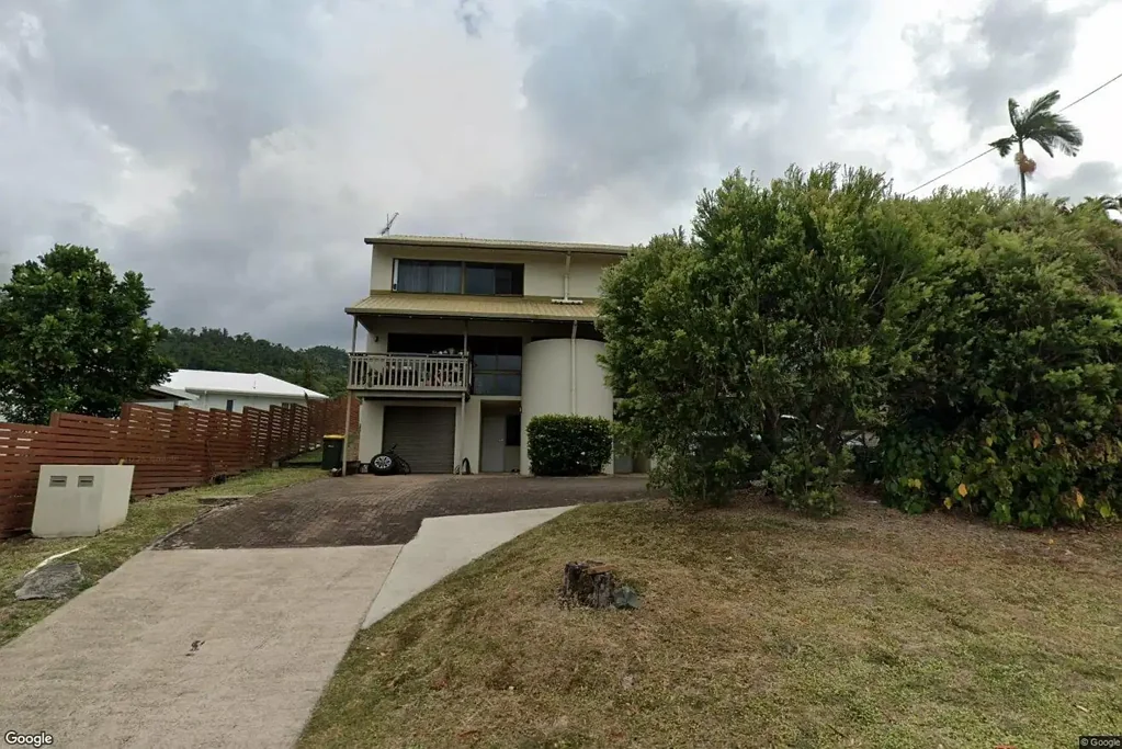 Ocean view coastal retreat, steps from Airlie Beach Main Street