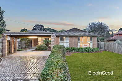 Glen Waverley 4房 占地约 953 平方米的家庭宁静居所，位于双学区！ FAMILY SERENITY ON 953SQM APPROX. IN DUAL SCHOOL ZONES!