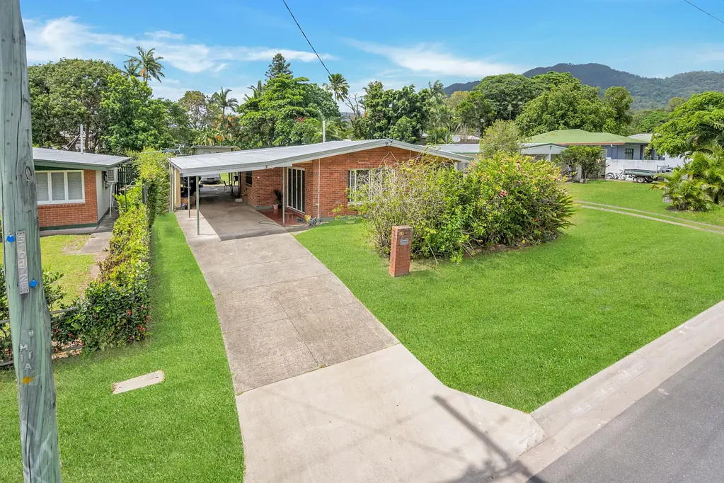 FAMILY HOME WITH HUGE BACKYARD!