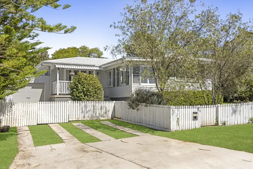 Centenary Heights 4침실 Cottage Charm with a Modern Living Style!