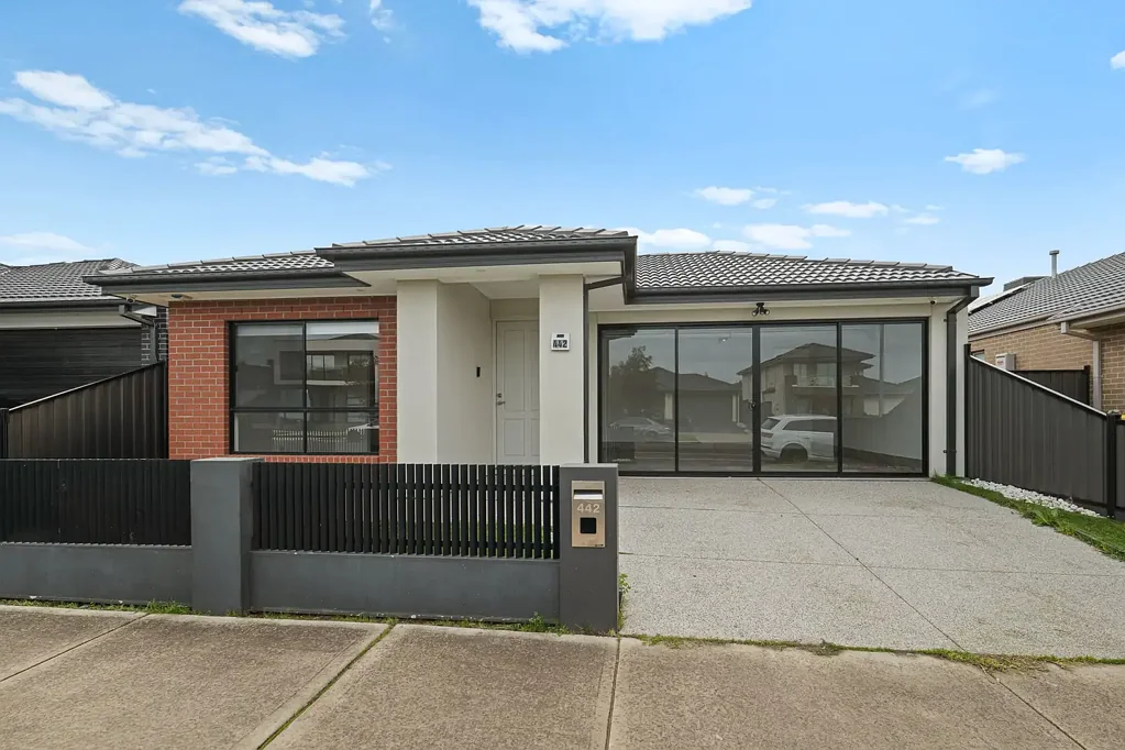 Spacious Family Living with a Versatile Bonus Room in the Heart of Craigieburn