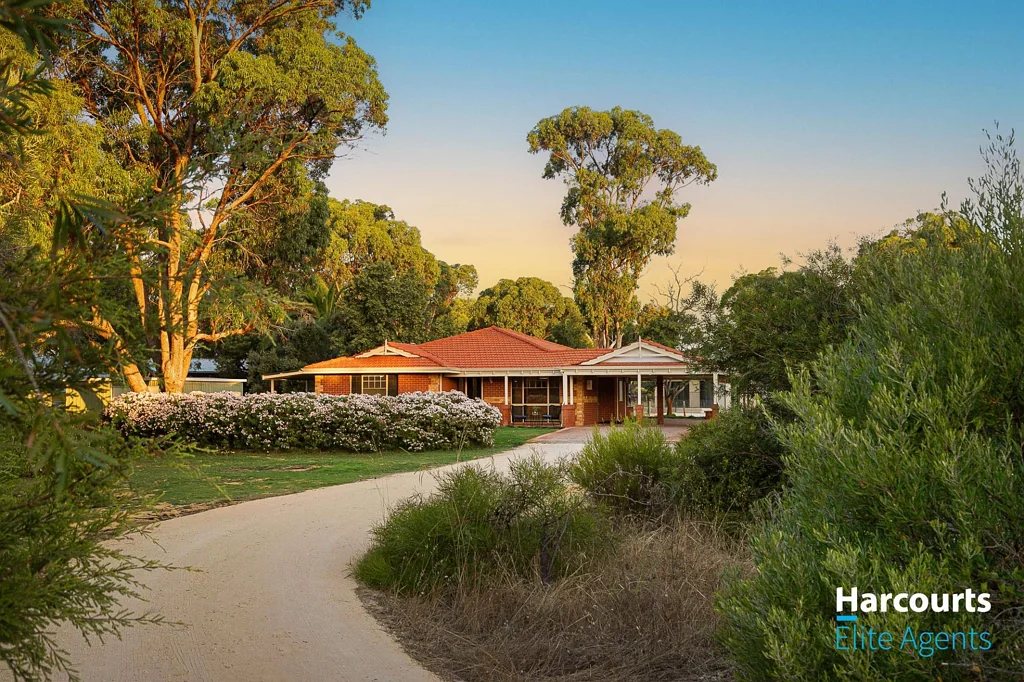 Golden Bay 4 Bedroom Tranquil Rural Escape Minutes from the Ocean