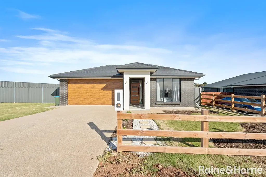 Strathalbyn 4chambre Space, Potential & Position in the Sought-After Aurora Estate