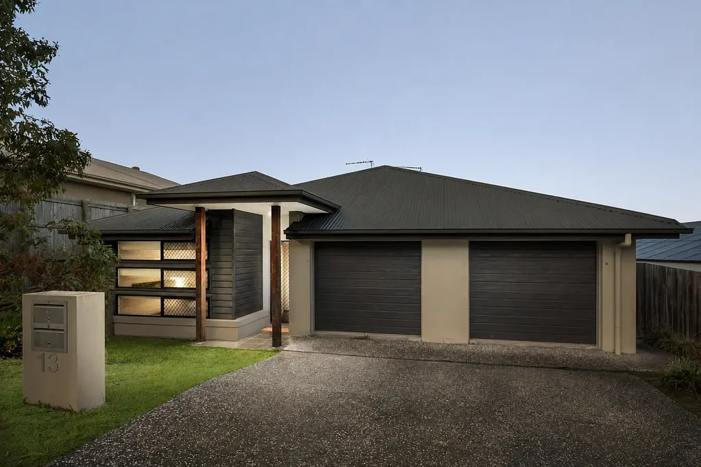 Bellbird Park 5 Slaapkamer Modern Duplex Opportunity in a Growing Family Community