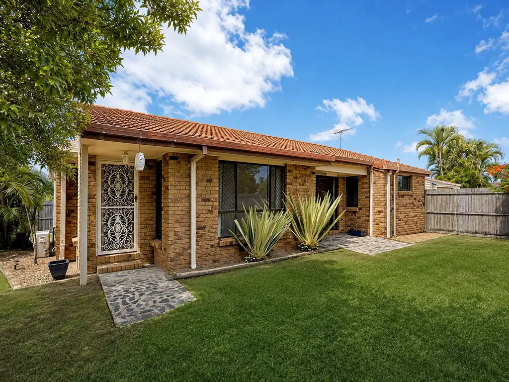 Spacious Family Home Opposite Parklands