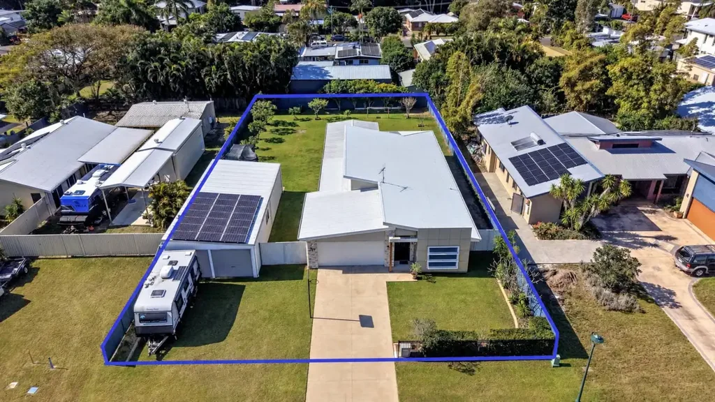 Toogoom 4બેડરૂમ Big Block, Huge Shed And Just Over 400m Walk To The Beach