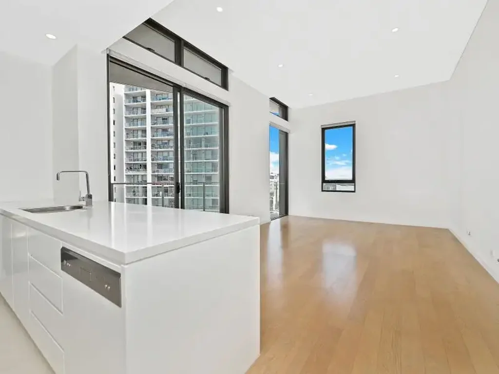 Spacious 2 bedroom in MONACO TOP FLOOR