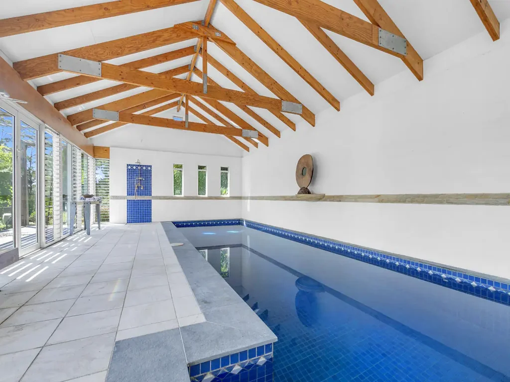 Berry 3 Bedroom This beautiful private house and garden is a 2 minute drive or a short stroll from the pristine Seven Mile Beach and National Park