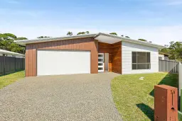 16 AZURE AVE, Broulee