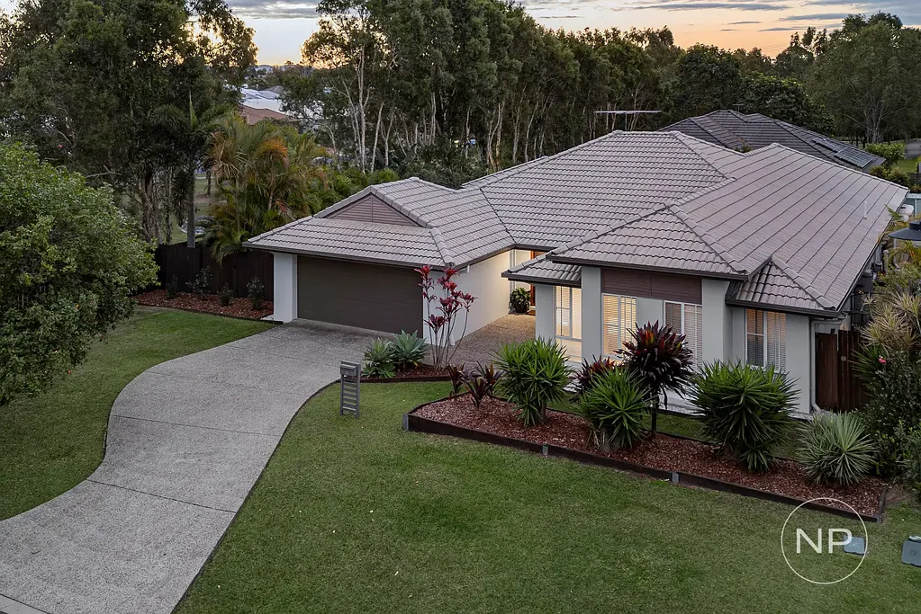 Warner 5 Bedroom Spacious Family Living Backing onto Parklands
