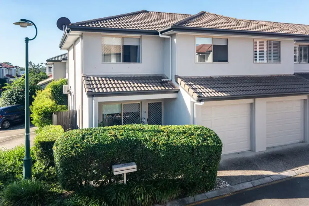 Carina 3部屋 Immaculate Townhome Offering Privacy, Lifestyle and Convenience