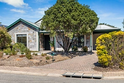 2 Barossa Way, Woodcroft