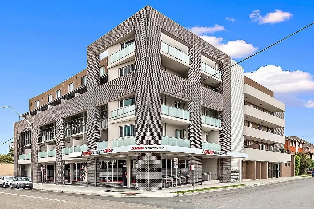 Split Level Apartment with 3 balconies