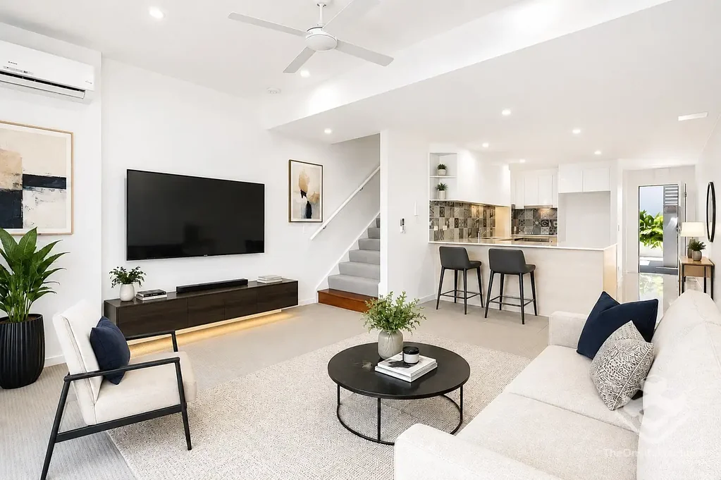Modern and stylish 2-bedroom apartment in sought after location near Lake Orr.