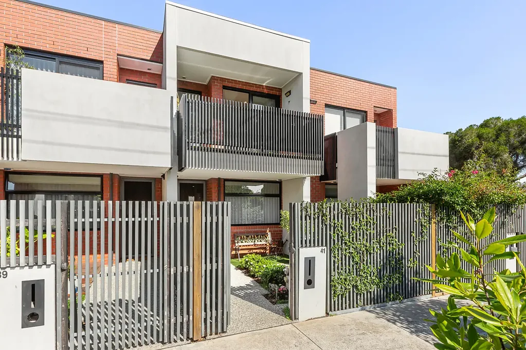 Altona North 2房 建筑师设计联排别墅 优质装修 明亮朝北 朝北阳台 私密空间 交通便利 连接社区花园 步行至学校 高速公路便捷 Relaxed Modern Living in the Alfie