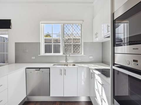 TERRACE HOUSE OPPOSITE ROBERTSON PARK TENNIS COURTS BOASTING PARK AND CITY VIEWS